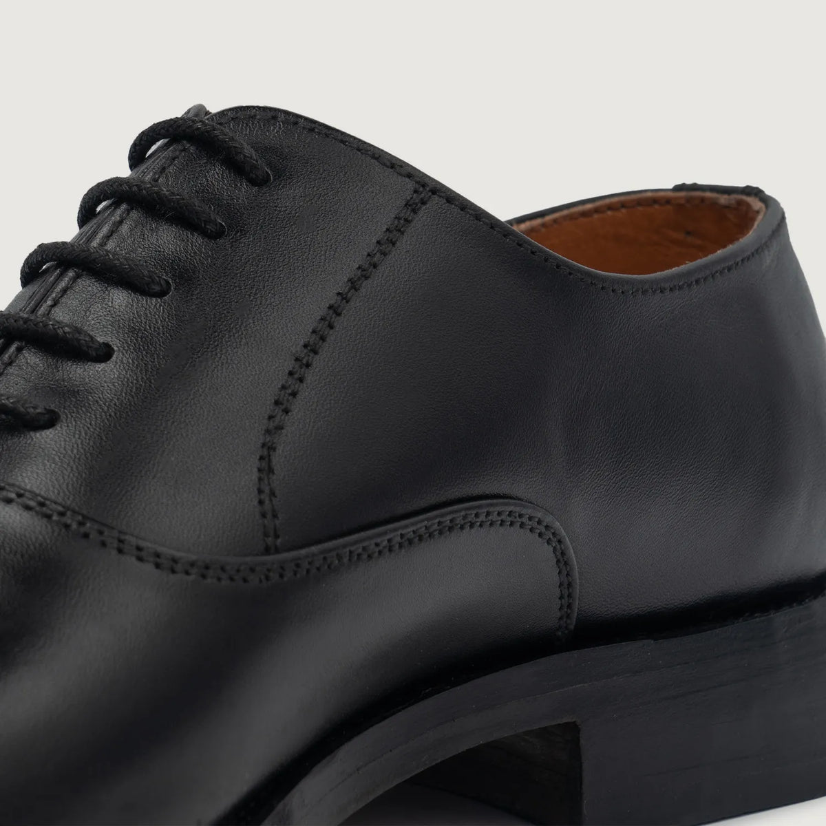 Authentic Full-Grain Leather Grain Depth & Pull-Up Patina Texture Detail