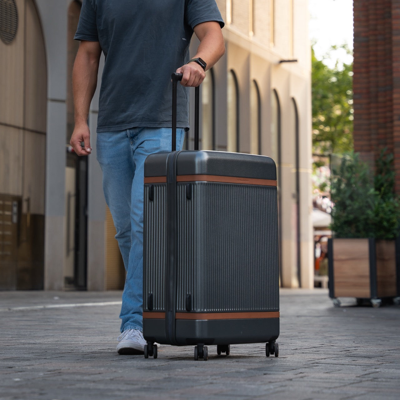 Urban Graphite Large Suitcase Zuna, product view 2