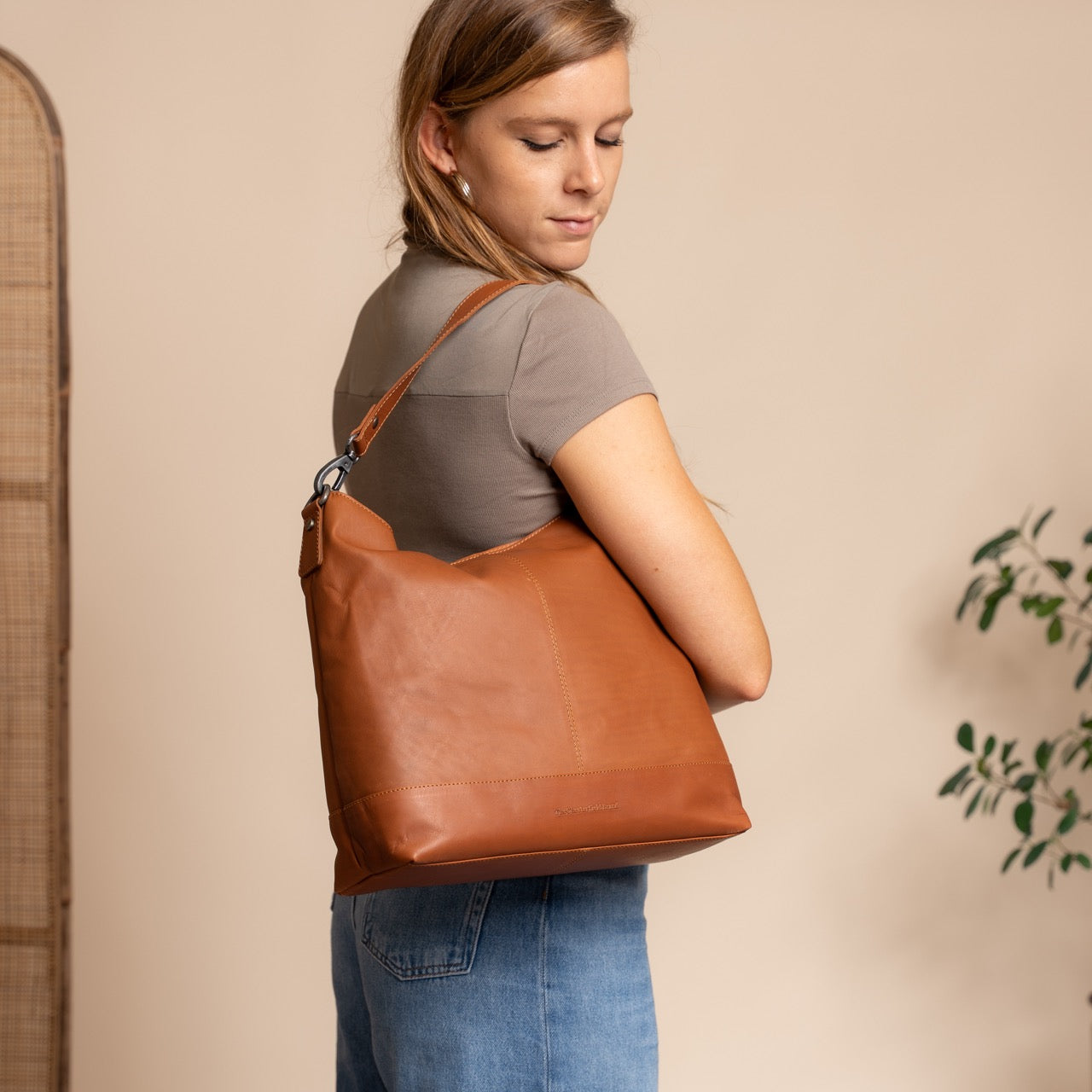 Cognac Leather Shoulder Bag Amelia, product view 2