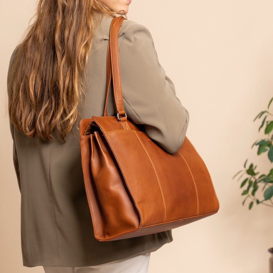 Cognac Leather Shoulder Bag Fidenza, product view 2