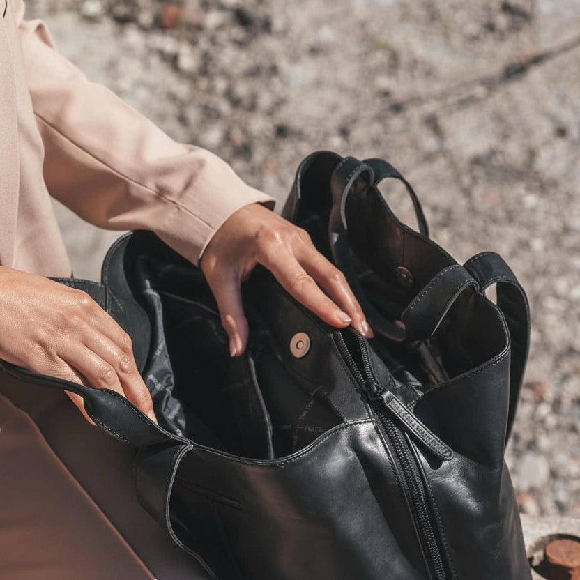 Black Leather Shoulder Bag Gail, product view 3