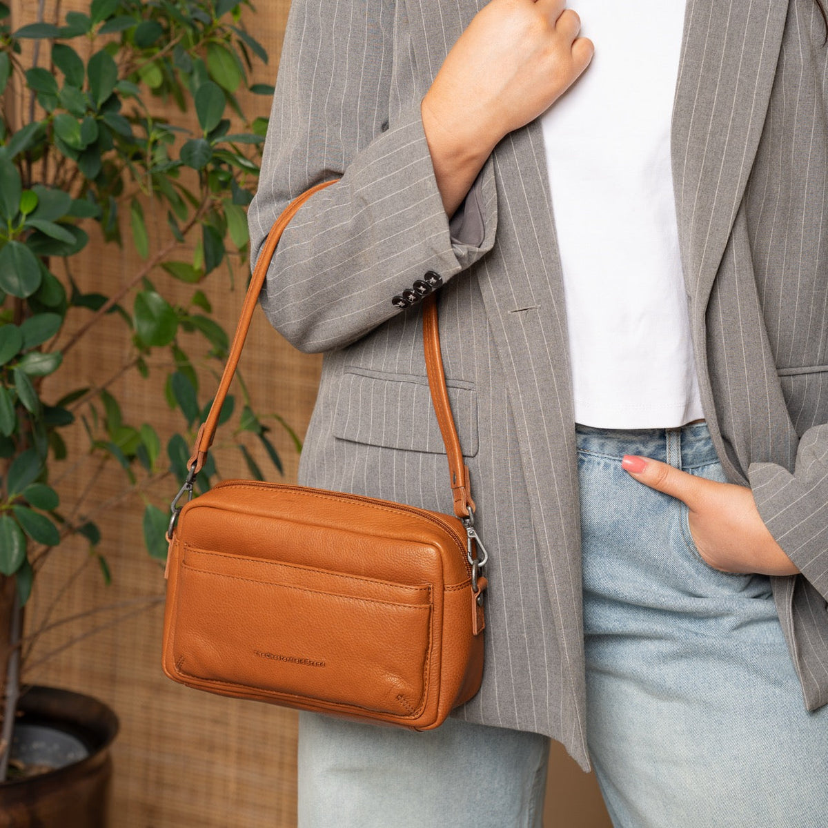 Liora Full-Grain Leather Shoulder Bag – alternate product view 3