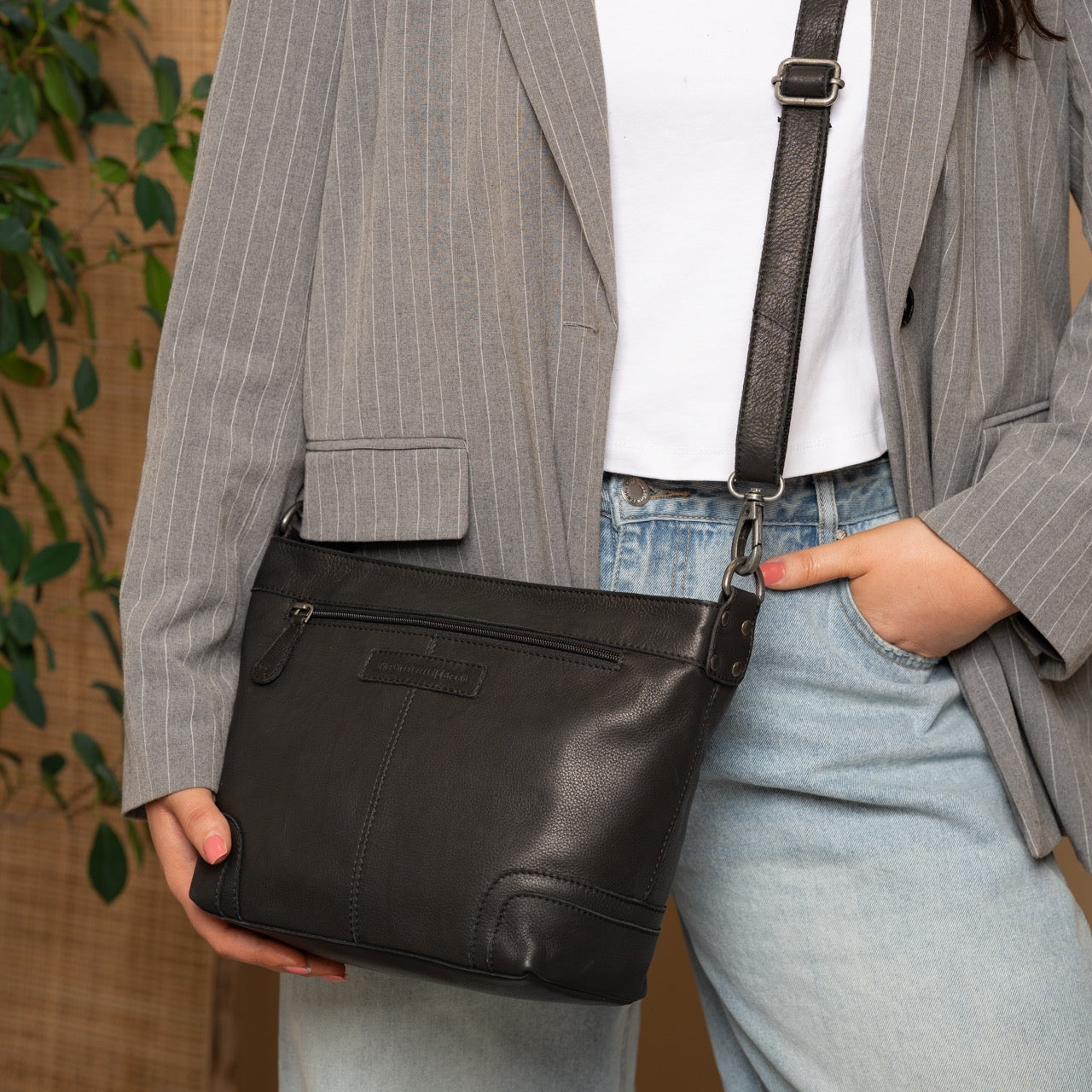 Black Leather Shoulder Bag Zarita, detail view 1