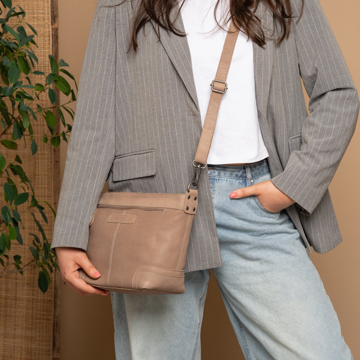 Zarita Full-Grain Leather Shoulder Bag – alternate product view 3