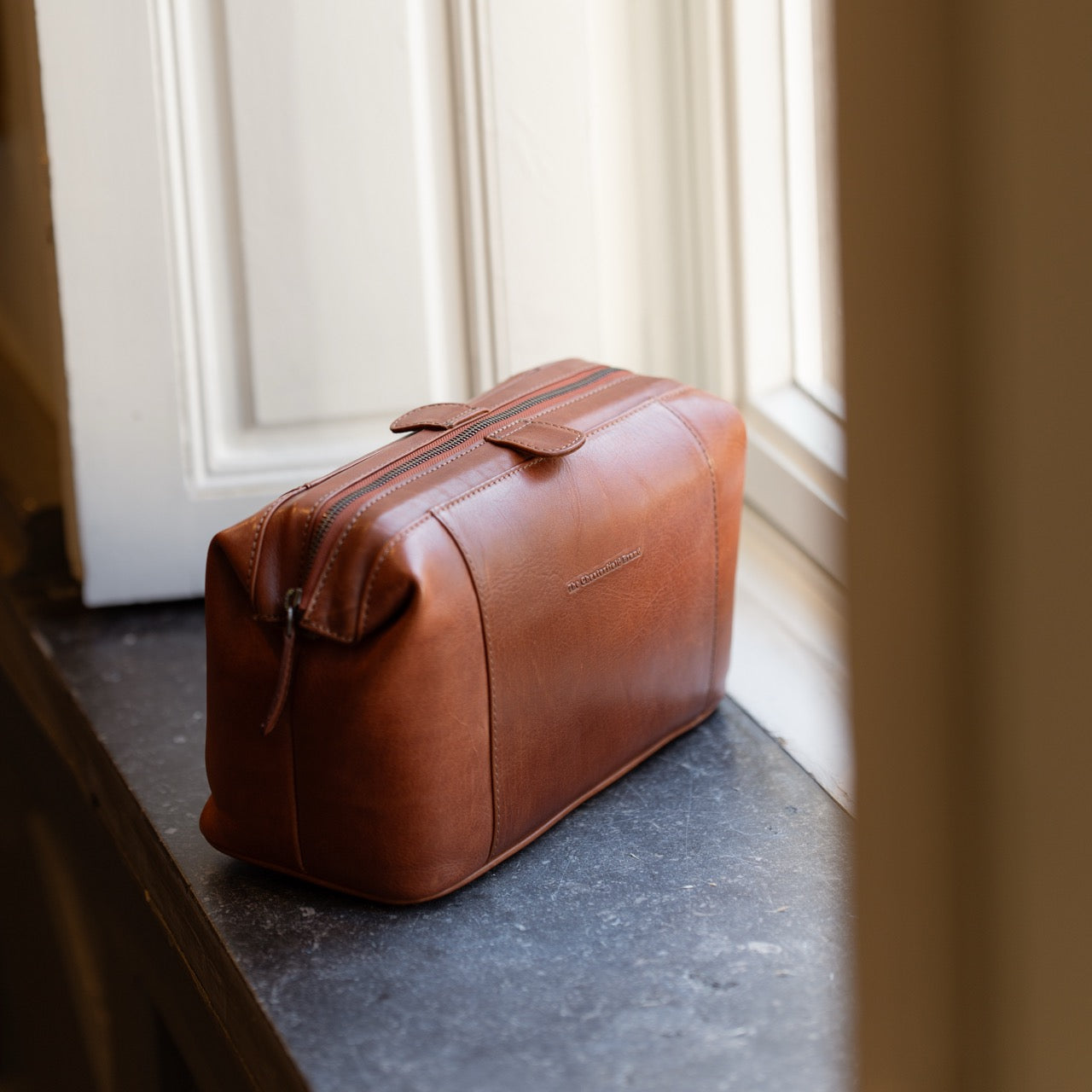 Cognac Leather Toiletry Bag Biassa, product view 2