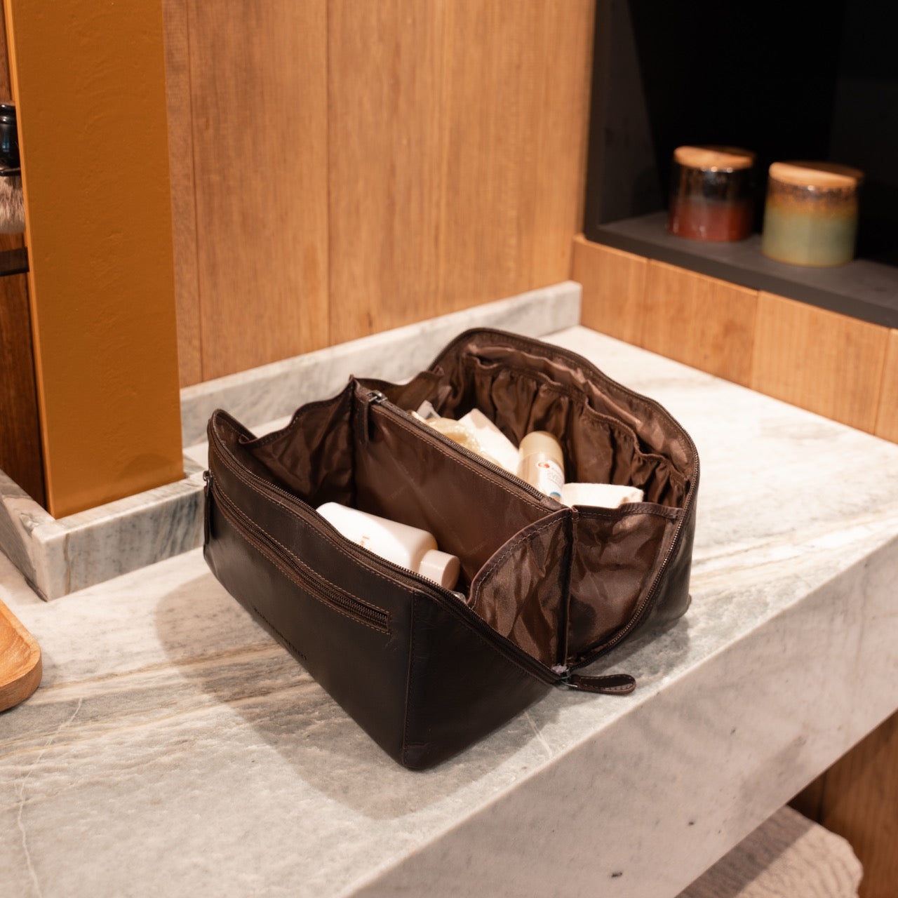 Brown Leather Toiletry Bag Elmia, product view 2