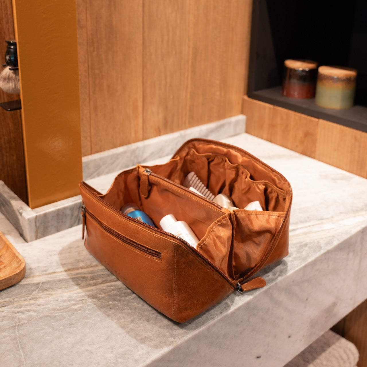 Cognac Leather Toiletry Bag Elmia, product view 2