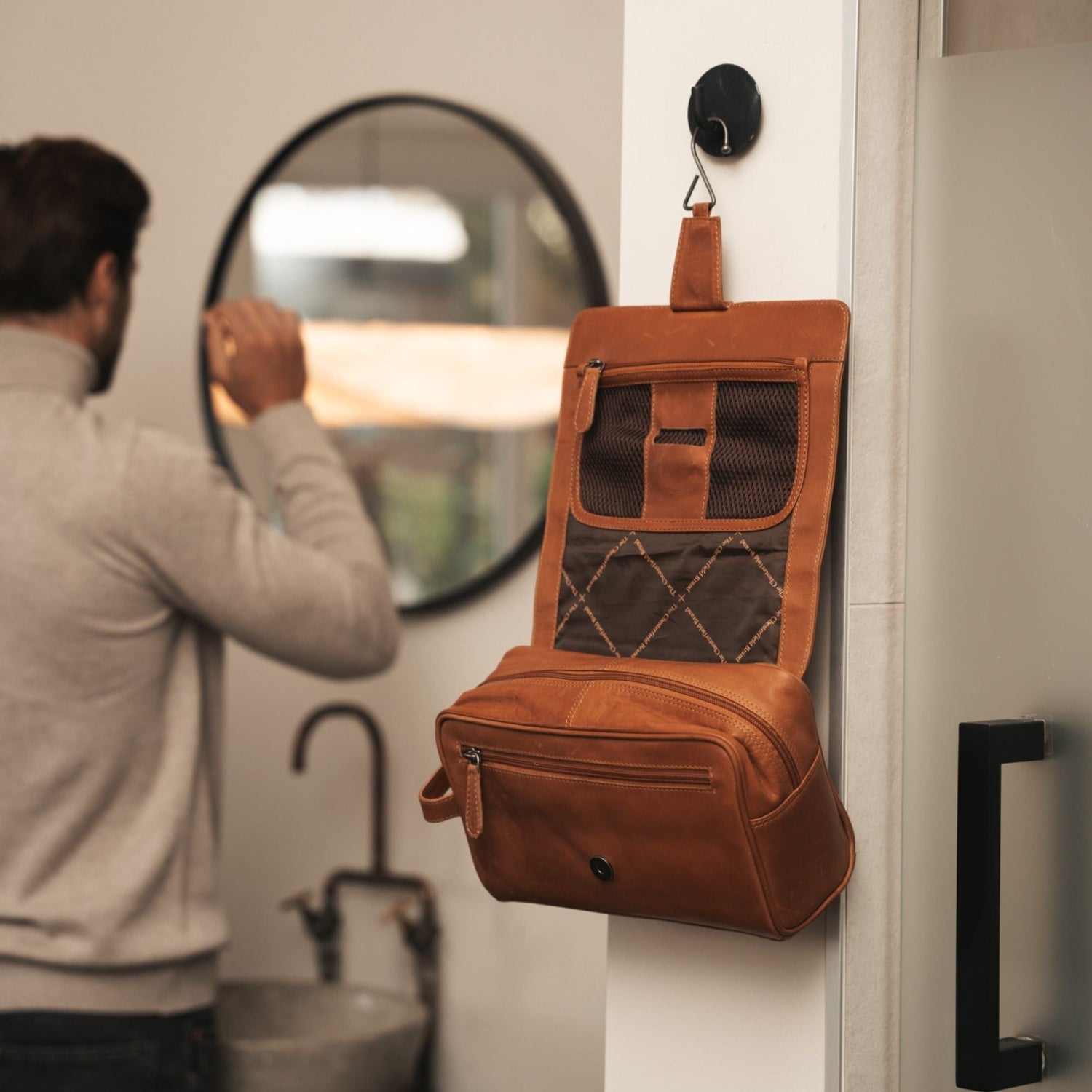 Cognac Leather Toiletry Bag Rosario, product view 2