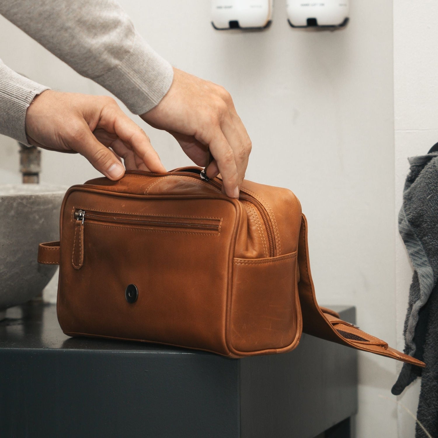 Cognac Leather Toiletry Bag Rosario, product view 3