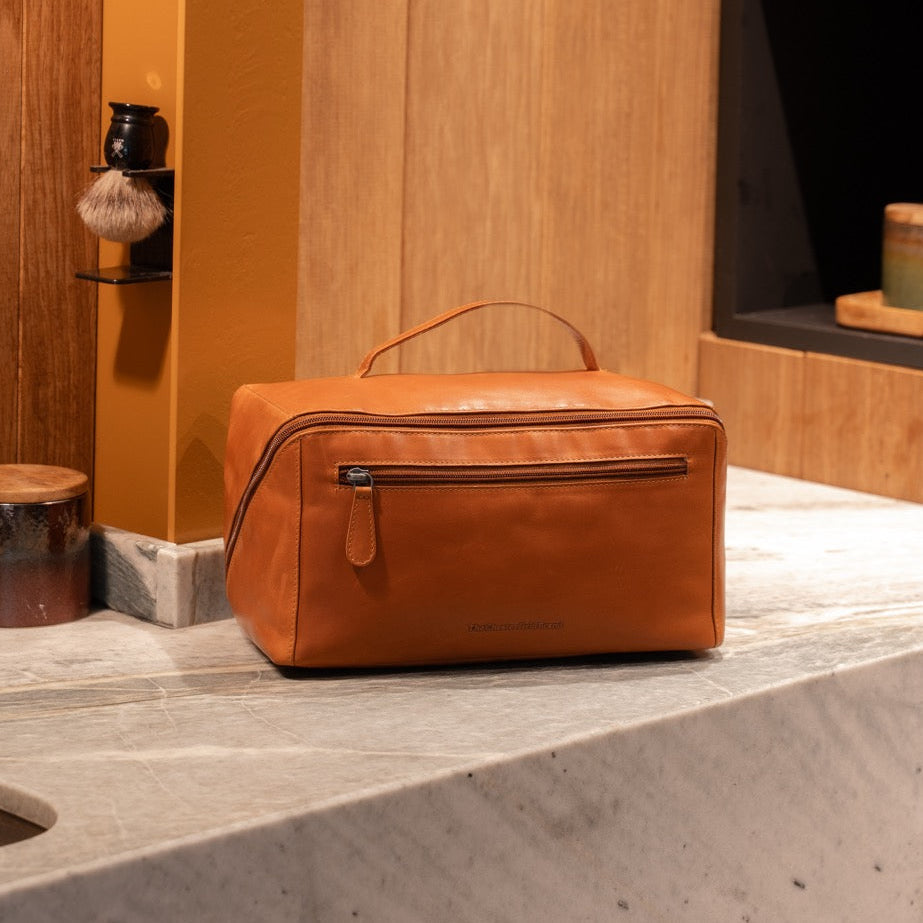 Cognac Leather Toiletry Bag Trevia, product view 2