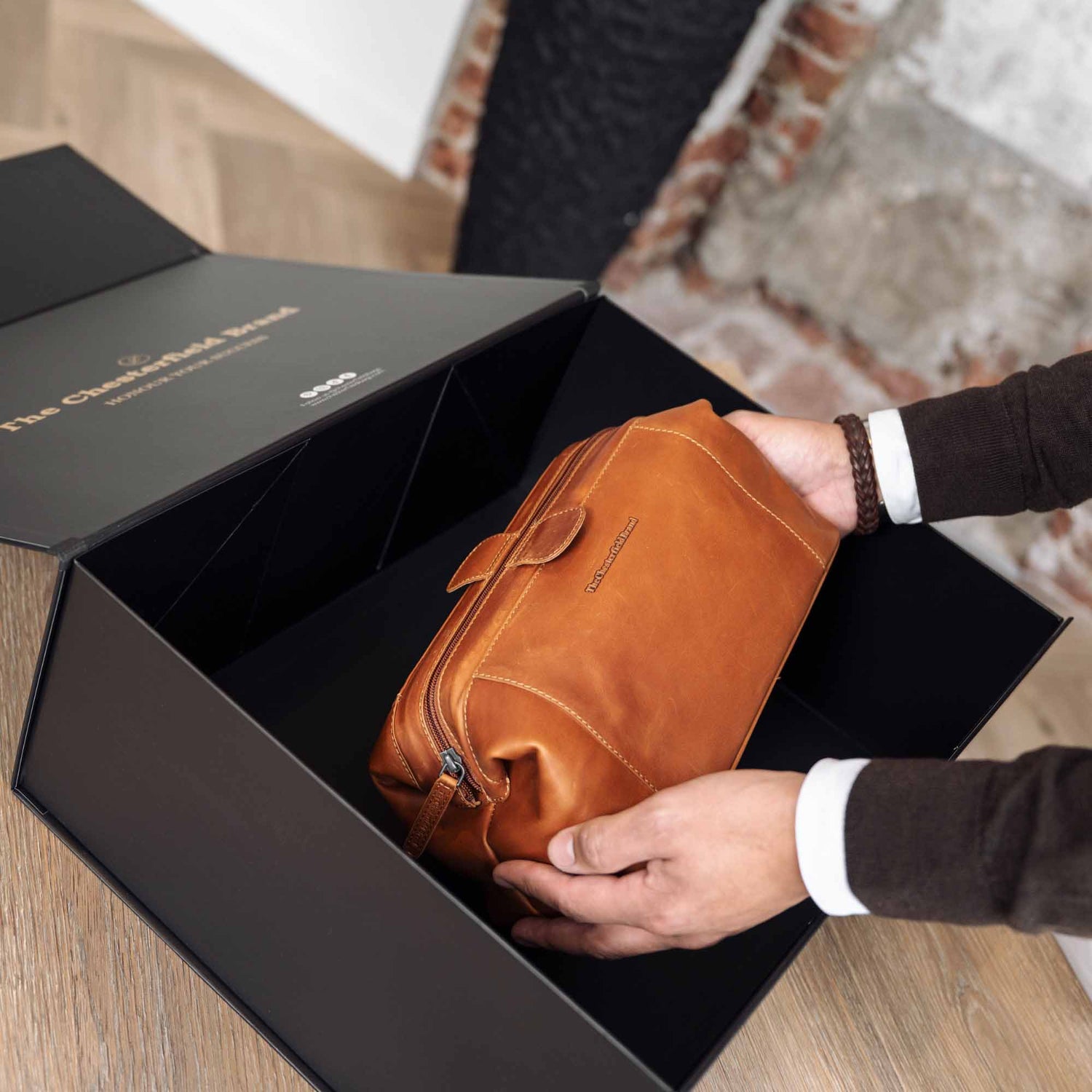 Cognac Leather Toiletry Bag Vince, product view 2