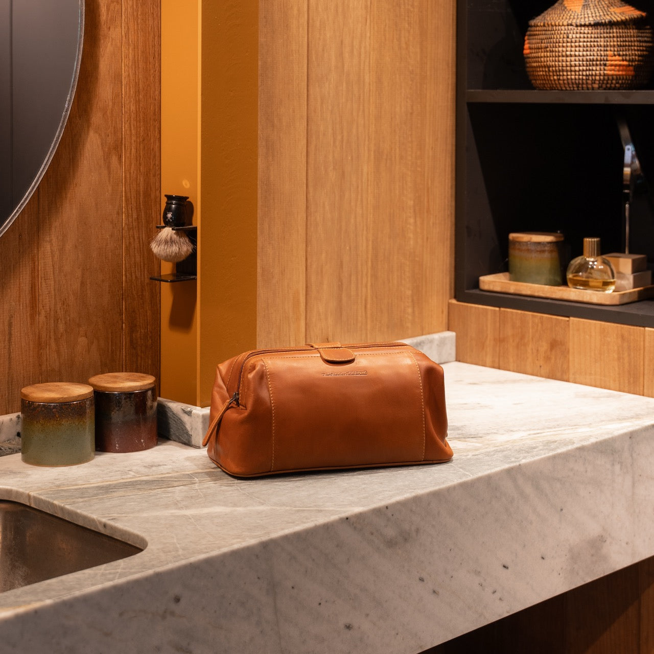 Cognac Leather Toiletry Bag Vince, product view 3