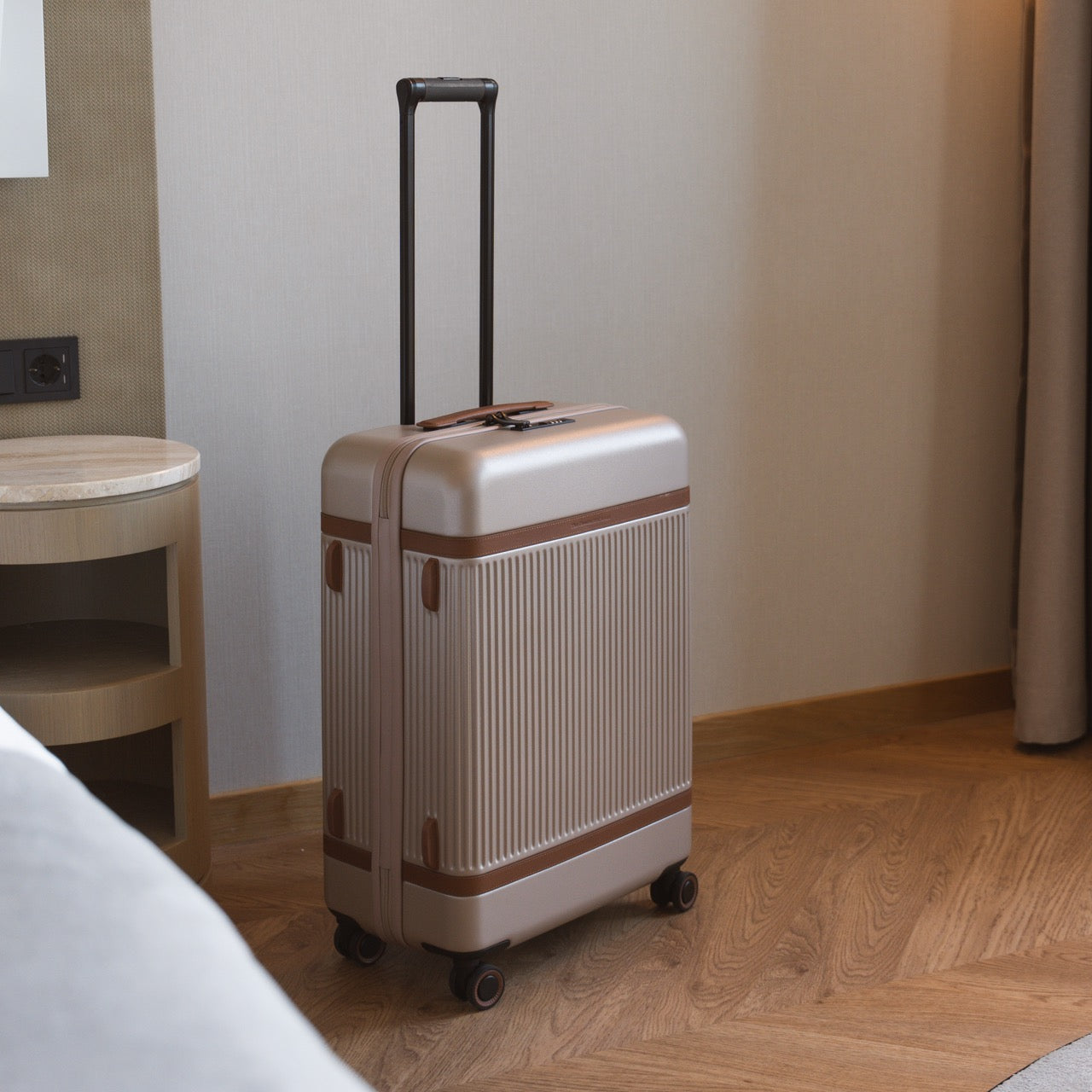 Champagne Medium Suitcase Zuna, product view 2