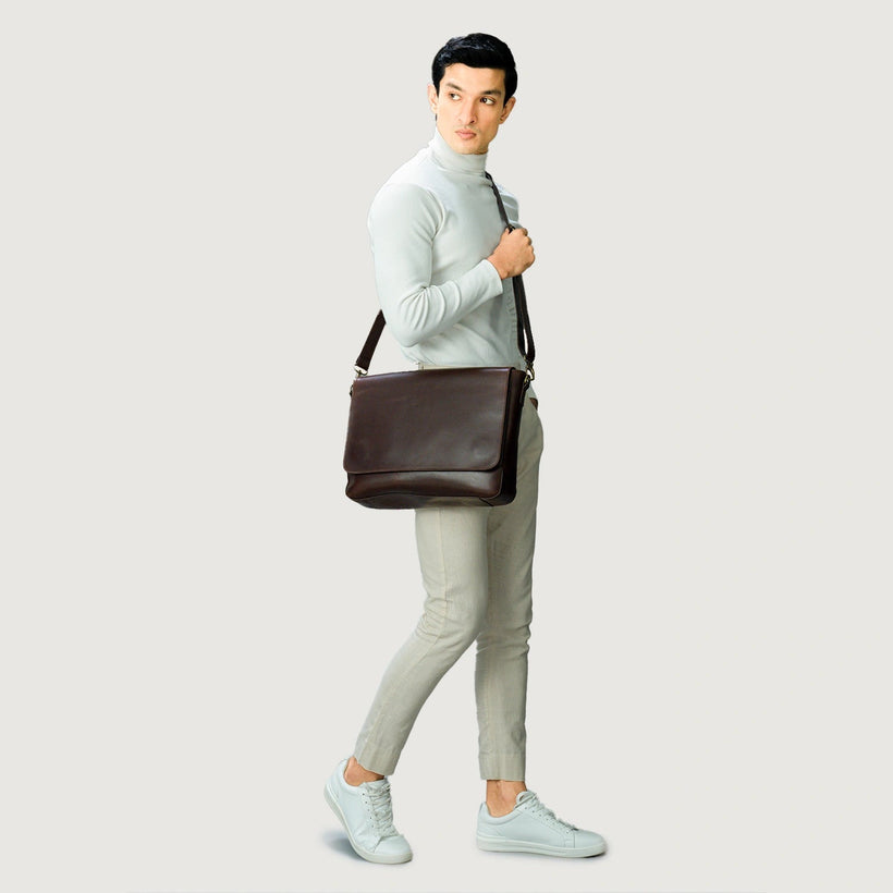 The Carismatico Leather Messenger Bag – alternate product view 2